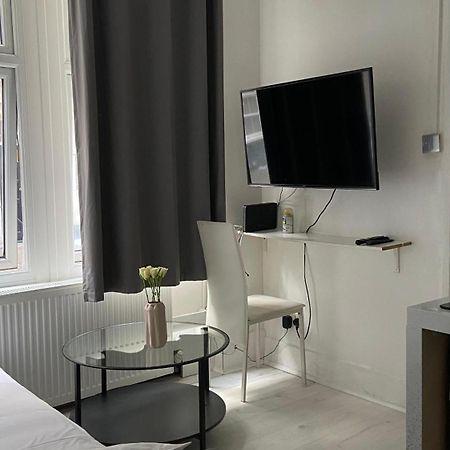Lovely Ground Floor Miles Apart Apartment Londra Exterior foto